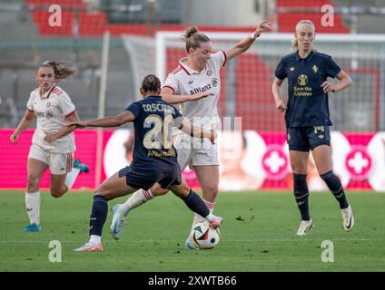 Kampf um den Ball / Zweikampf zwischen Estelle Cascarino (Juventus Torino, n. 20) mit Alara Sehitler (FC Bayern Muenchen Frauen, n. 14). FC Bayern Muenchen Frauen vs. Juventus Turin, Fussball, Frauen, Testspiel, Saison 2024/2025, 20.08.2024. (LE NORMATIVE DFL DFB VIETANO QUALSIASI USO DI FOTOGRAFIE COME SEQUENZE DI IMMAGINI E/O QUASI-VIDEO). Foto: Eibner Pressefoto/Heike Feiner Foto Stock