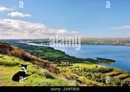 Lower Lough Erne dalle scogliere di Magho guardando verso ovest sulla contea di Fermanagh vicino a Beleek Enniskillen verso Donegal Bay. Irlanda Foto Stock