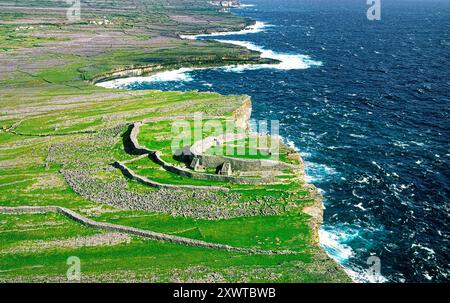 Dun Aenghus antica pietra celtica fort alta sulle scogliere di Inishmore, la più grande delle Isole Aran, nella contea di Galway, Irlanda. Foto Stock