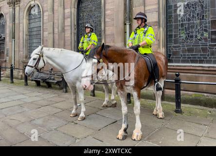 Salford, Manchester, regno unito, 17 agosto ,2024 due poliziotti a cavallo sui loro cavalli Foto Stock