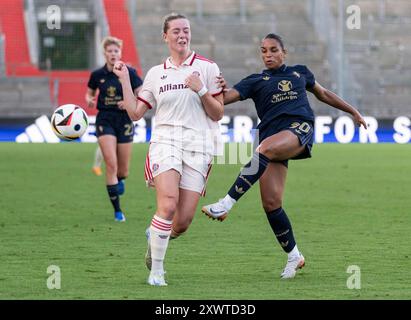 Unterhaching, Deutschland. 20 agosto 2024. ALARA Sehitler (FC Bayern Muenchen Frauen, #14) gegen Estelle Cascarino (Juventus Torino, #20). FC Bayern Muenchen Frauen vs. Juventus Turin, Fussball, Frauen, Testspiel, Saison 2024/2025, 20.08.2024. (LE NORMATIVE DFL DFB VIETANO QUALSIASI USO DI FOTOGRAFIE COME SEQUENZE DI IMMAGINI E/O QUASI-VIDEO). Foto: Eibner Pressefoto/Heike Feiner credito: dpa/Alamy Live News Foto Stock