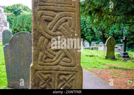 La Saint Brynach Cross o Nevern Cross è una croce celtica in pietra del X o XI secolo nella chiesa di St Brynach nel Pembrokeshire, Galles Foto Stock