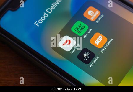 Icone di DoorDash, Uber Eats, Grubhub, Postmates e SkipTheDishes viste in un iPhone. Concetto di servizi di consegna di alimenti in Canada e Nord America Foto Stock