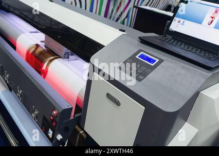 La stampa di grande formato macchina in funzionamento. L'industria Foto Stock