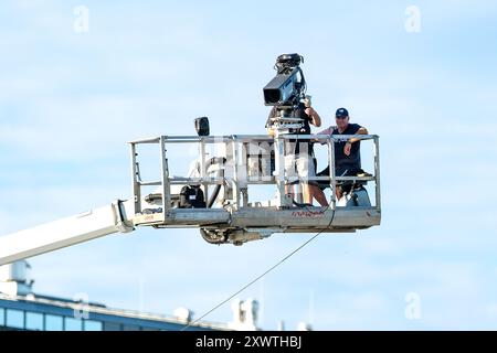 Fernsehkamera auf einer Hebebuehne, GER, SV Wehen Wiesbaden vs. 1. FSV Mainz 05, Fussball, Pokal DFB, 1. Runde, Saison 2024/2025. LE NORMATIVE DFB VIETANO QUALSIASI USO DI FOTOGRAFIE COME SEQUENZE DI IMMAGINI E/O QUASI-VIDEO. Foto: Eibner-Pressefoto/Florian Wiegand Foto Stock