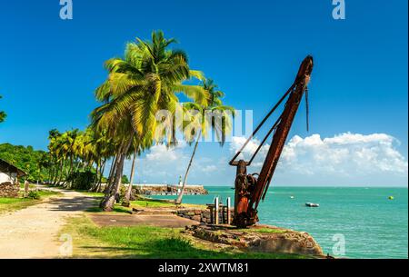 Vecchia gru portuale arrugginita in un'ex colonia penale sull'Ile Royale, le Isole della salvezza nella Guyana francese, Sud America Foto Stock