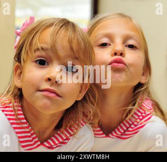 Educazione Montessori, ambiente di apprendimento preparato, bambino, apprendimento, metodo, naturale, materiali, astrazione, attività, comunicazione, esattezza, Foto Stock