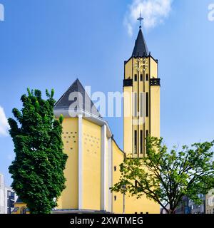 La suggestiva Citykirche Porz St. Josef di Colonia fu costruita nel 1910 in stile neogotico Foto Stock