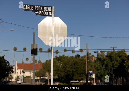 Los Angeles, California, Stati Uniti - 18 agosto 2024: La luce del sole splende sullo storico cartello di Eagle Rock Blvd Street. Foto Stock