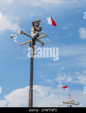 Balikpapan, Indonesia - 18 agosto 2024. Il Panjat Pinang o competizione di arrampicata sulle palme è una tradizione indonesiana popolare, spesso tenuta come competizione Foto Stock