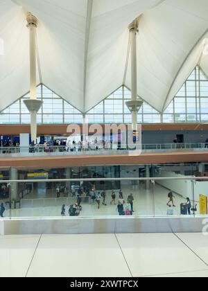 Vista interna su più livelli del terminal dell'aeroporto internazionale di Denver Foto Stock