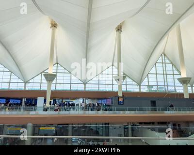 Vista interna su più livelli del terminal dell'aeroporto internazionale di Denver Foto Stock