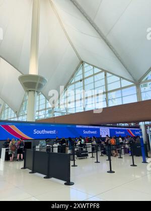 Vista interna su più livelli del terminal dell'aeroporto internazionale di Denver Foto Stock