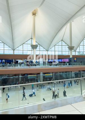 Vista interna su più livelli del terminal dell'aeroporto internazionale di Denver Foto Stock