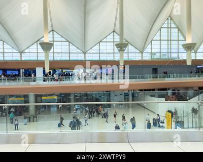 Vista interna su più livelli del terminal dell'aeroporto internazionale di Denver Foto Stock