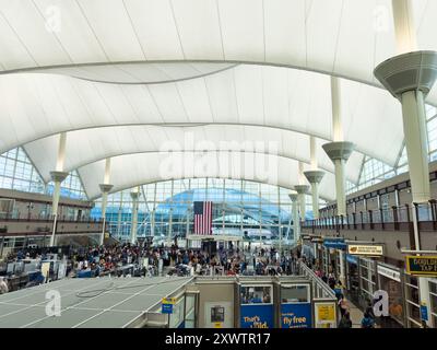 La trafficata linea di controllo di sicurezza TSA all'aeroporto internazionale di Denver Foto Stock