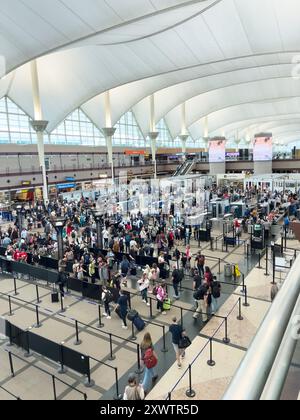 La trafficata linea di controllo di sicurezza TSA all'aeroporto internazionale di Denver Foto Stock