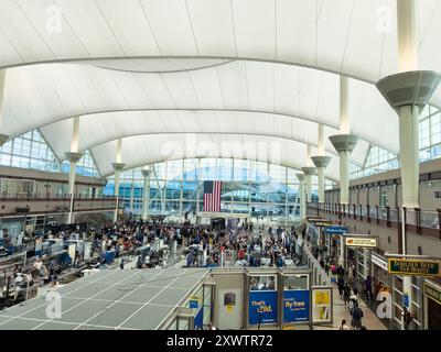 La trafficata linea di controllo di sicurezza TSA all'aeroporto internazionale di Denver Foto Stock