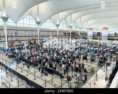 La trafficata linea di controllo di sicurezza TSA all'aeroporto internazionale di Denver Foto Stock