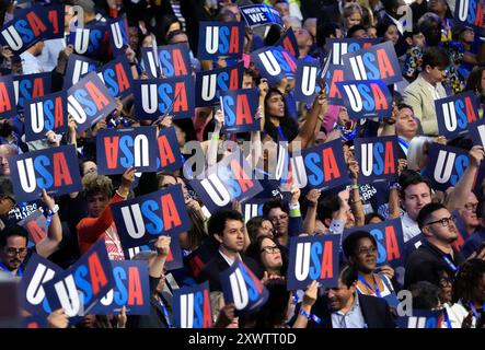 Chicago, Stati Uniti. 20 agosto 2024. Martedì 120 2024 agosto, i delegati tengono i cartelli degli Stati Uniti alla Convention nazionale democratica del 2024 allo United Center di Chicago, Illinois. Il tema del secondo giorno è "A Bold Vision for America's Future". Foto di David Banks/UPI credito: UPI/Alamy Live News Foto Stock
