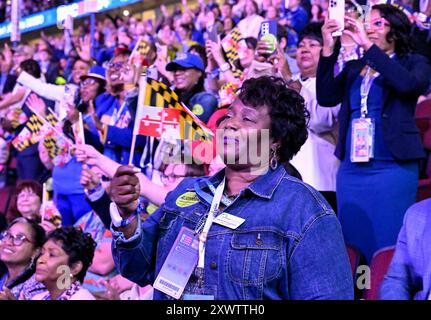 Chicago, Stati Uniti. 20 agosto 2024. Un delegato del Maryland inonda la bandiera dello stato durante il secondo giorno della Convention nazionale democratica 2024 allo United Center di Chicago, Illinois, martedì 20 agosto 2024. Il secondo giorno della convention si intitola "A Bold Vision for America's Future" e vedrà le osservazioni dell'ex presidente Barack Obama, dell'ex first lady Michelle Obama e del secondo gentiluomo Doug Emhoff. Foto di Matt Marton/UPI credito: UPI/Alamy Live News Foto Stock