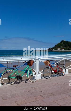 Due biciclette d'epoca sul lungomare vicino a Santa Marina nella pittoresca cittadina di Ribadesella, situata nella regione delle Asturie, in Spagna Foto Stock