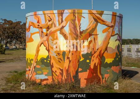 Native Trees Water Tank Art di Christian Vines, Mickleham, Victoria, Australia Foto Stock