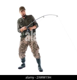 Pescatore emozionante con pesca con canna da pesca su sfondo bianco Foto Stock
