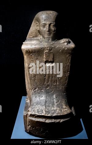 Museo di Luxor, statua del blocco di Nespeka Shuty (visir), giudice e sacerdote di Amon e Maat, del tempio di Karnak, Luxor, Egitto, Nord Africa, Africa Foto Stock