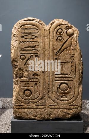 Museo di Luxor, blocco di pietra con rilievo di cartiglio, nome del re Akhenaton, tempio di Karnak, Luxor, Egitto, Nord Africa, Africa Foto Stock