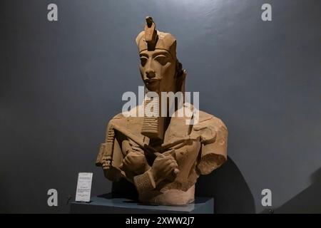 Museo di Luxor, Busto di re Akhenaton (Amenhotep IV), dal tempio di Karnak, Luxor, Egitto, Nord Africa, Africa Foto Stock