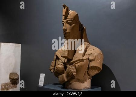 Museo di Luxor, Busto di re Akhenaton (Amenhotep IV), dal tempio di Karnak, Luxor, Egitto, Nord Africa, Africa Foto Stock