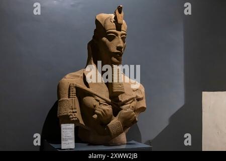 Museo di Luxor, Busto di re Akhenaton (Amenhotep IV), dal tempio di Karnak, Luxor, Egitto, Nord Africa, Africa Foto Stock