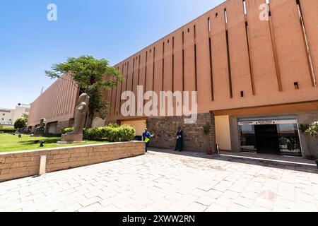 Luxor Museum, esterno della facciata all'ingresso principale, sponda orientale del Nilo, Luxor, Egitto, Nord Africa, Africa Foto Stock