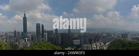 Panorama dello skyline della città di Taipei dal Monte Elefante con vedute del Taipei 101 e del quartiere XinYi Foto Stock
