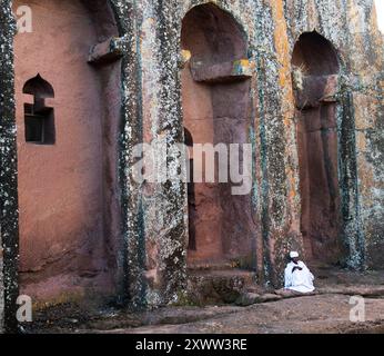 Presto le preghiere del mattino da uno di Lalibela rock chiese scolpite. Foto Stock