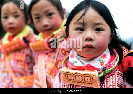 Long Horn Miao ragazze in costumi tradizionali durante il festival Tiao Hua / primavera nella provincia di Guizhou, Cina. Foto Stock