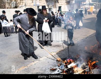 Gli ebrei ortodossi la masterizzazione di pane e Chametz come parte dei preparativi per le vacanze di Pasqua a Gerusalemme, Israele. Foto Stock