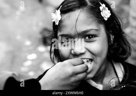 Ritratto di una bella ragazza indiana scattata ad Amritsar, Punjab, India. Foto Stock