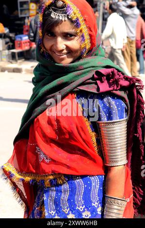 Una bella donna del Rajasthan che indossa gioielli tradizionali. Foto Stock