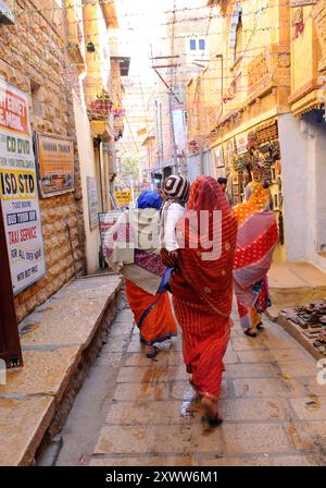 La residenza Jaisalmer locale cammina nelle strette stradine del forte nella città vecchia. Foto Stock