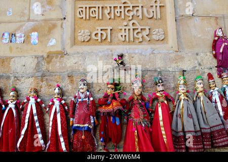 Bellissimi burattini a mano del Rajasthani in mostra. Il forte, Jaisalmer, Rajasthan, India. Foto Stock