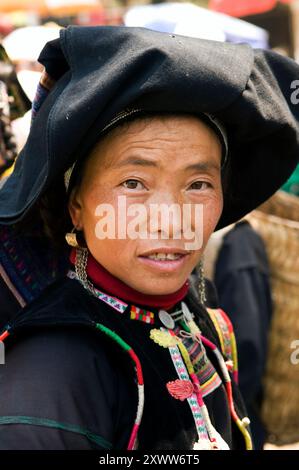 Ritratto di una donna Black Yao scattata in un colorato mercato settimanale nella provincia meridionale dello Yunnan, al confine con il Vietnam, in Cina. Foto Stock