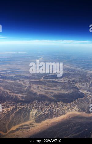 Una vista aerea surreale dei letti dei fiumi secchi nel deserto in Giordania vicino al confine con l'Arabia Saudita. Foto Stock