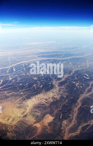 Una vista aerea surreale dei letti dei fiumi secchi nel deserto in Giordania vicino al confine con l'Arabia Saudita. Foto Stock