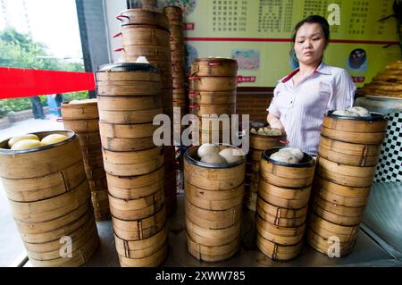 Una varietà di Baozi al vapore in un negozio a Shenzhen, Cina. Foto Stock