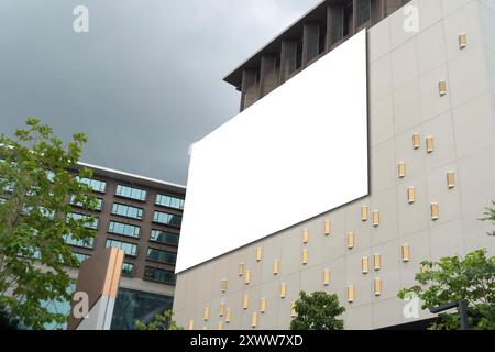 Poster bianco vuoto. Cartellone bianco vuoto sul lato di un alto edificio. Schermo pubblicitario elettronico vuoto sugli edifici di front Office, percorso di ritaglio Foto Stock