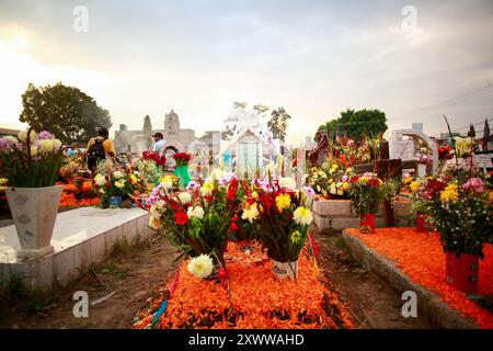 Ciudad de Mexico, Messico - 2 novembre. 2023: Composizioni floreali in Mixquic per il giorno dei morti Foto Stock