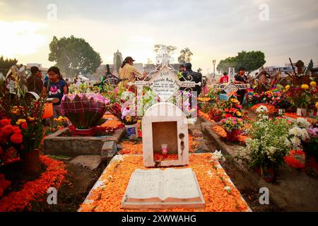 Ciudad de Mexico, Messico - 2 novembre. 2023: Decorazione di tombe colorate nel cimitero di Mixquic Foto Stock