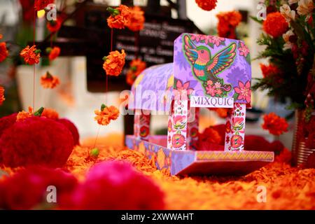 Ciudad de Mexico, Messico - 2 novembre. 2023: Offerta tipica e colorata di Day of the Dead Foto Stock